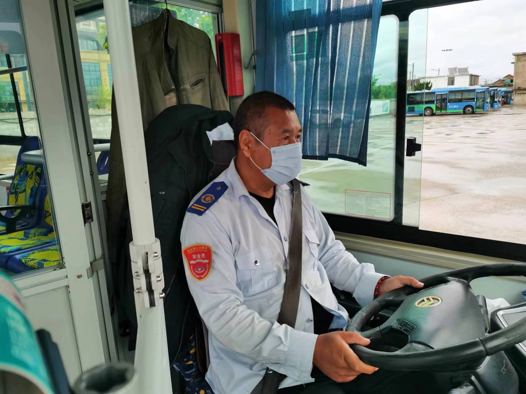 公交事業(yè)一部15路駕駛員張永泉拾金不昧受表?yè)P(yáng)