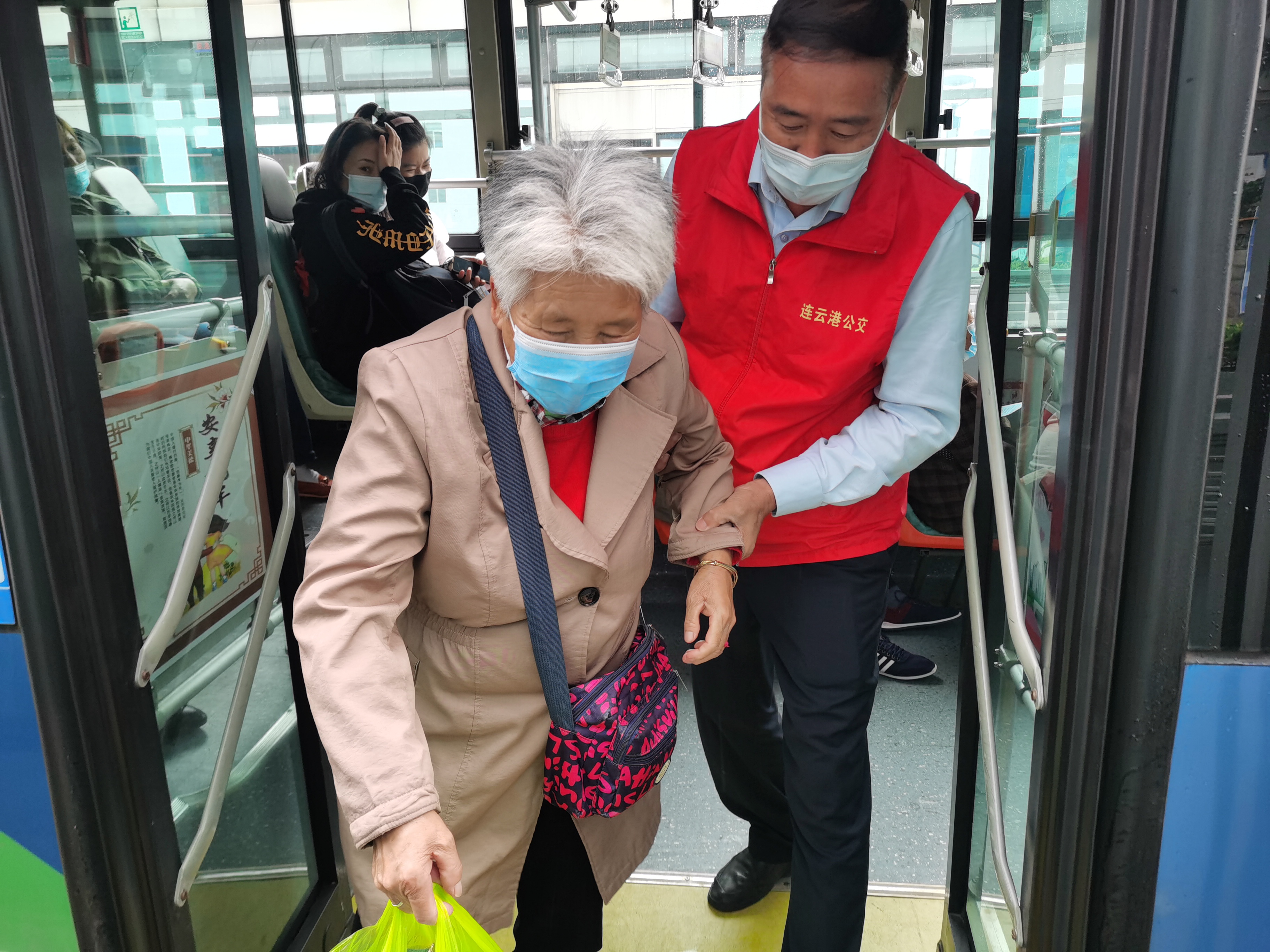 暖意重陽 愛在公交 B3“敬老文明線”開展敬老、愛老主題活動