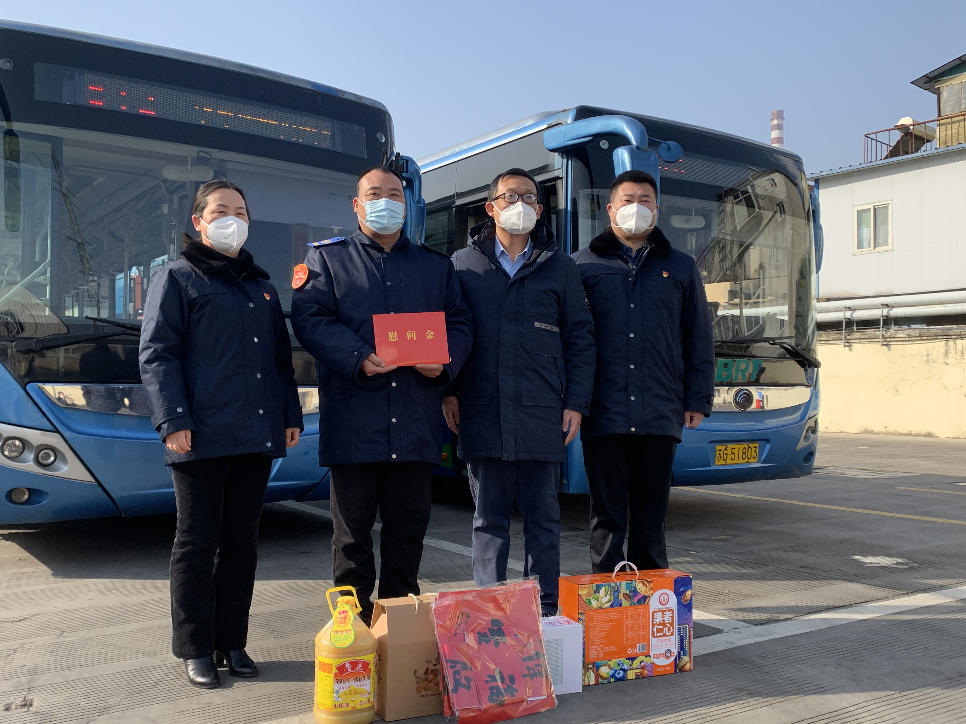 區(qū)委宣傳部副部長、文明辦主任、海州區(qū)委霍部長走訪慰問見義勇為駕駛員龐洪剛