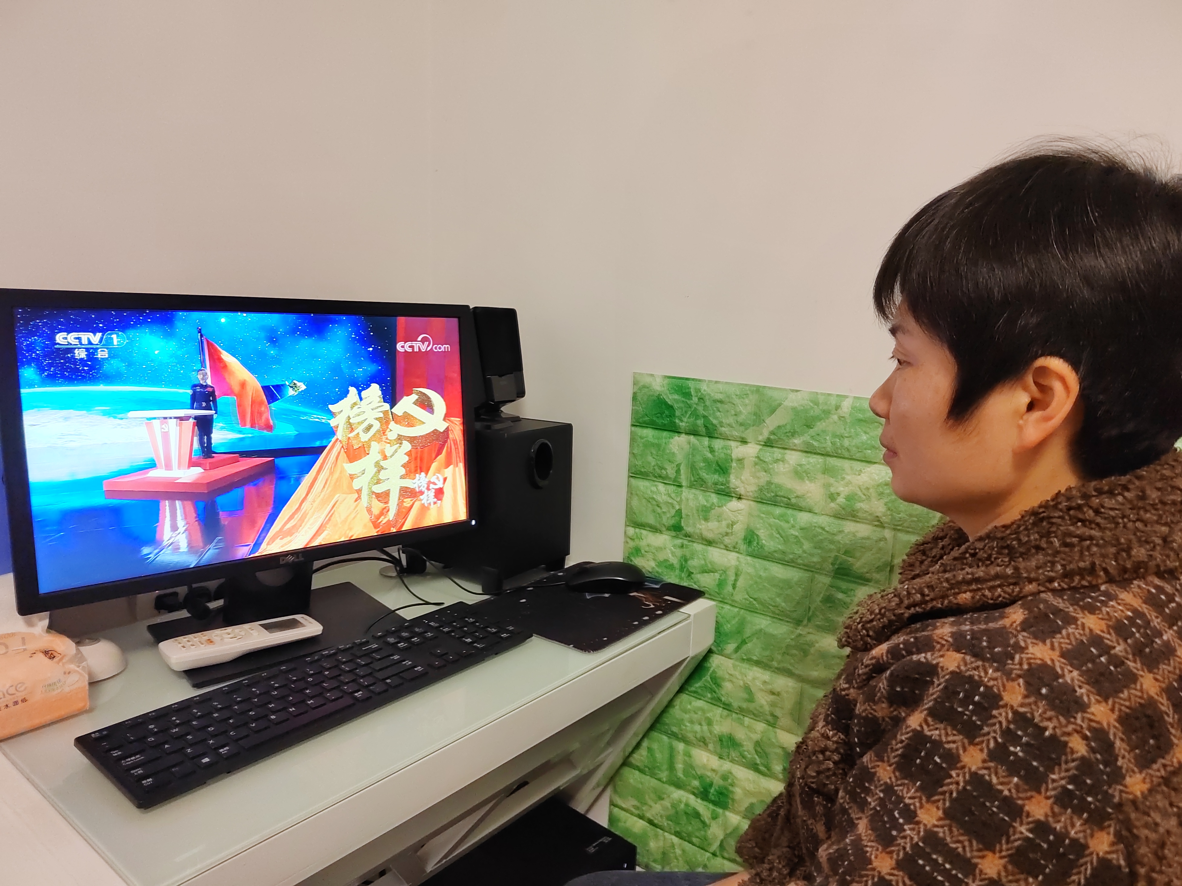 公交集團公交事業(yè)二部組織黨員觀看 《榜樣7》