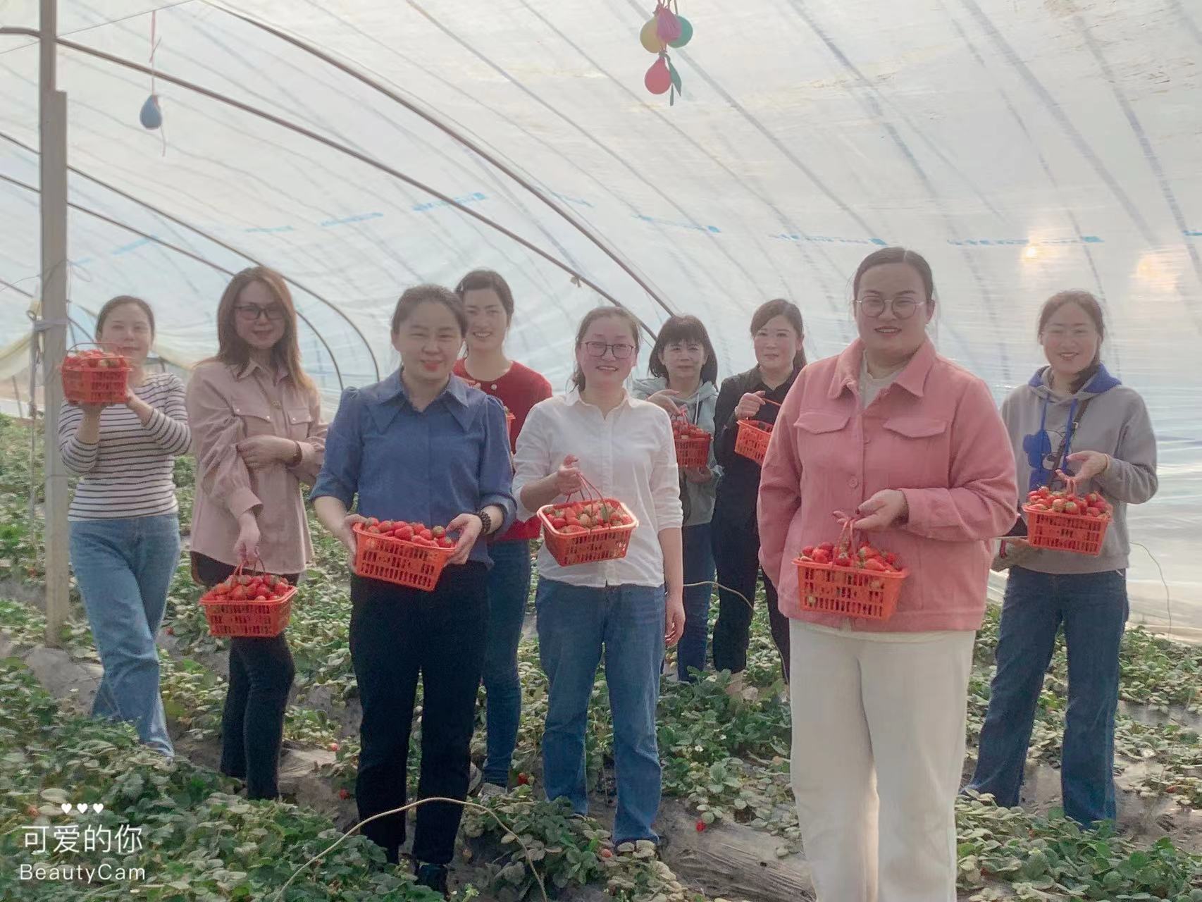 機務技術事業(yè)部組織“三八”婦女節(jié)草莓采摘活動