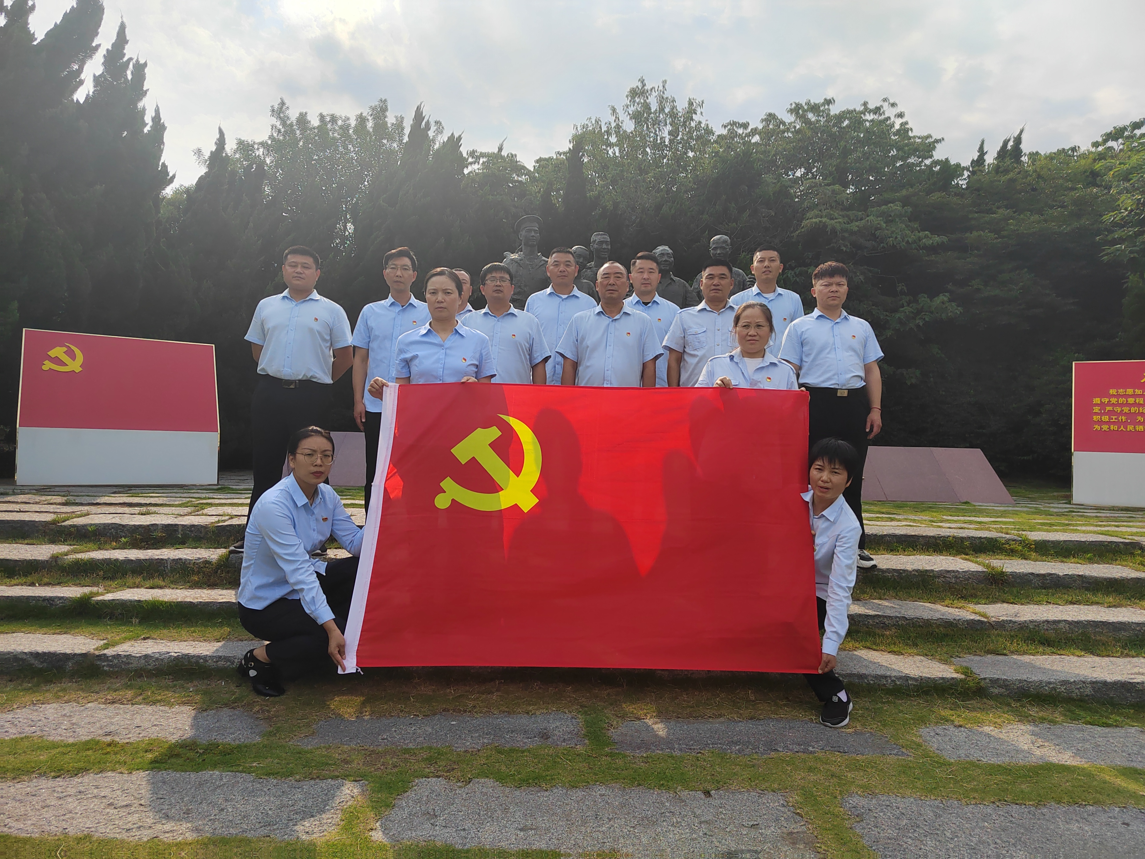 走進(jìn)“鄧小平和人民在一起”雕塑公園，公交集團(tuán)公交事業(yè)二部黨支部理論學(xué)習(xí) 中心組（擴(kuò)大）開展現(xiàn)場研學(xué)
