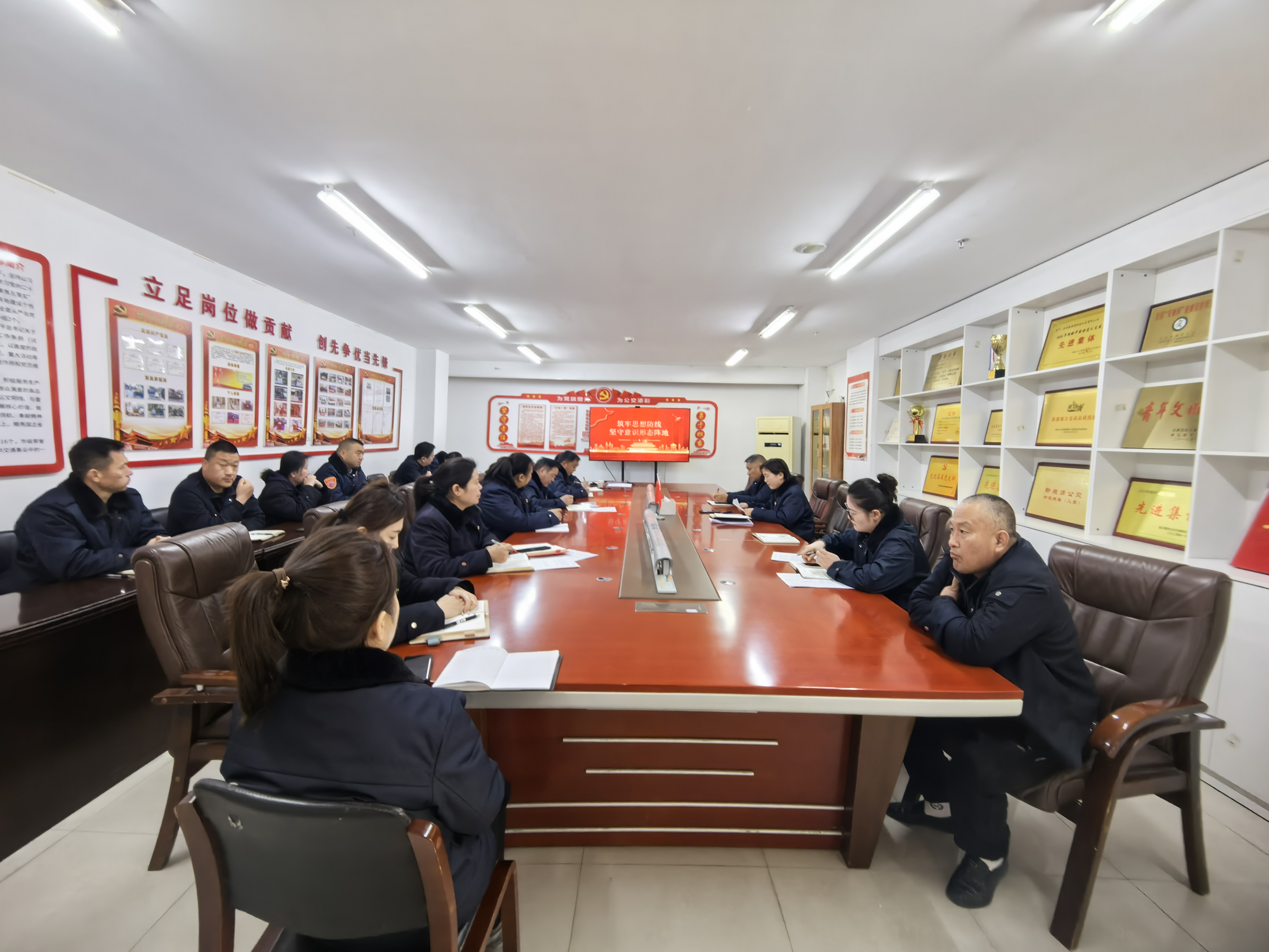 公交集團(tuán)快速公交黨支部開展《筑牢思想防線 堅(jiān)守意識(shí)形態(tài)陣地》專題黨課
