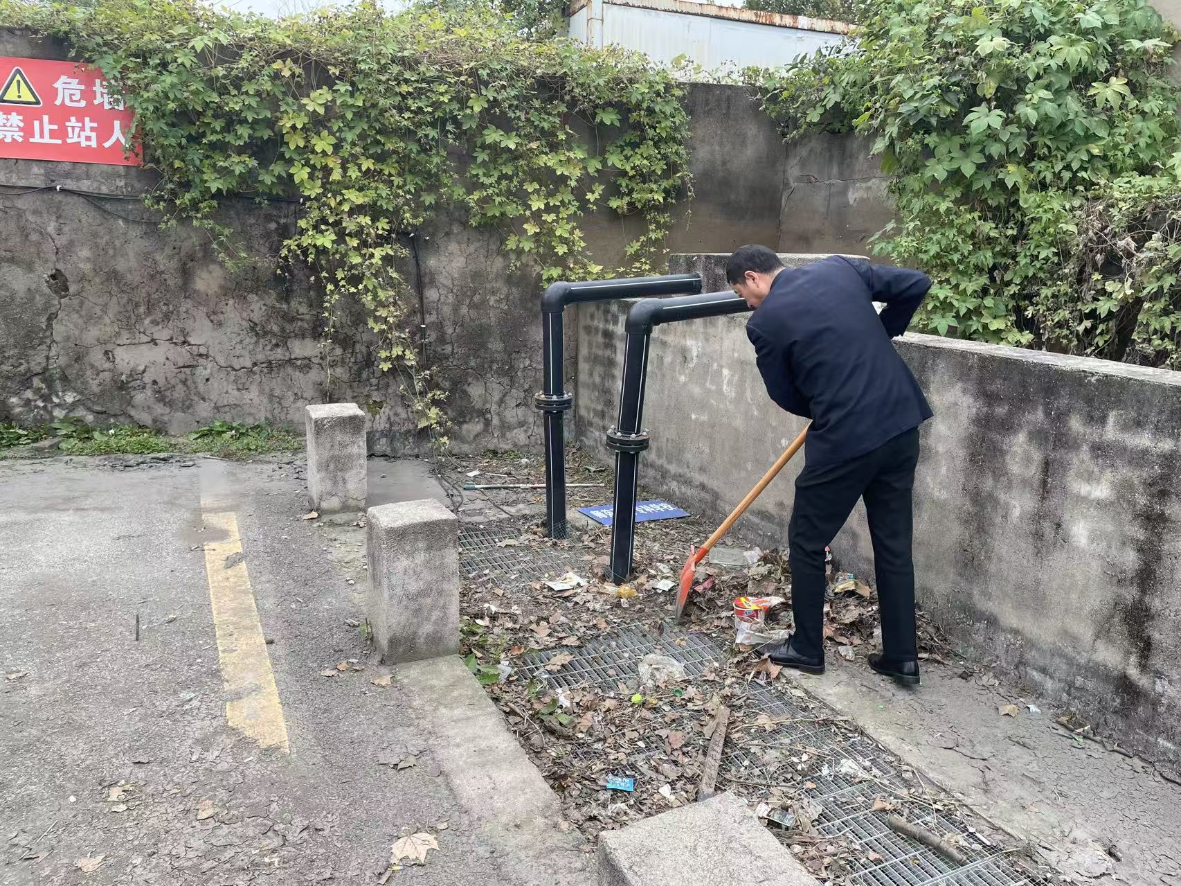 公交集團(tuán)權(quán)屬海通公交公司組織開(kāi)展秋季場(chǎng)站養(yǎng)護(hù)工作