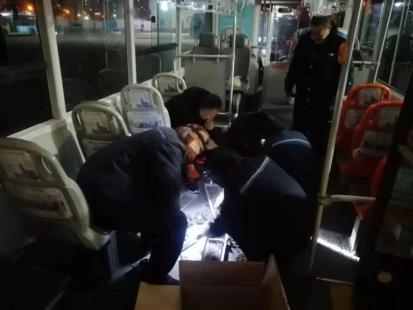 快速公交事業(yè)部對(duì)燃?xì)廛?chē)輛暖風(fēng)機(jī)進(jìn)行集中整改