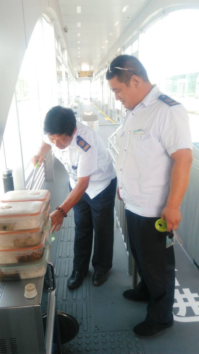 公交快速公司開(kāi)展 “送一碗綠豆湯，清涼一個(gè)盛夏”活動(dòng)