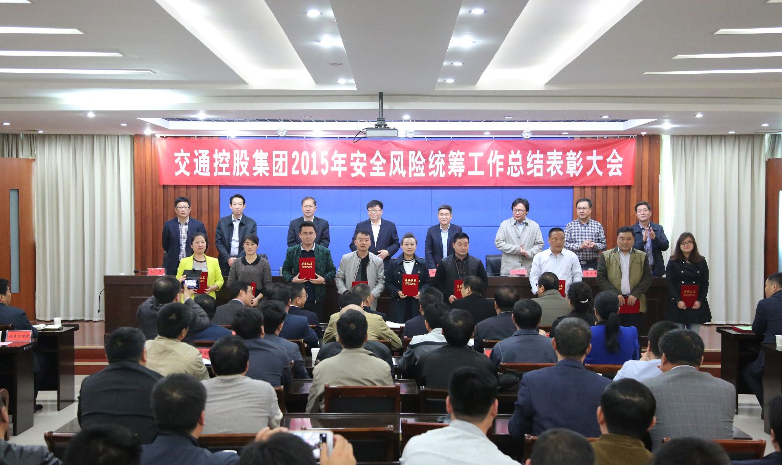 海通公交榮獲集團(tuán)“安全風(fēng)險(xiǎn)統(tǒng)籌工作先進(jìn)單位”稱號