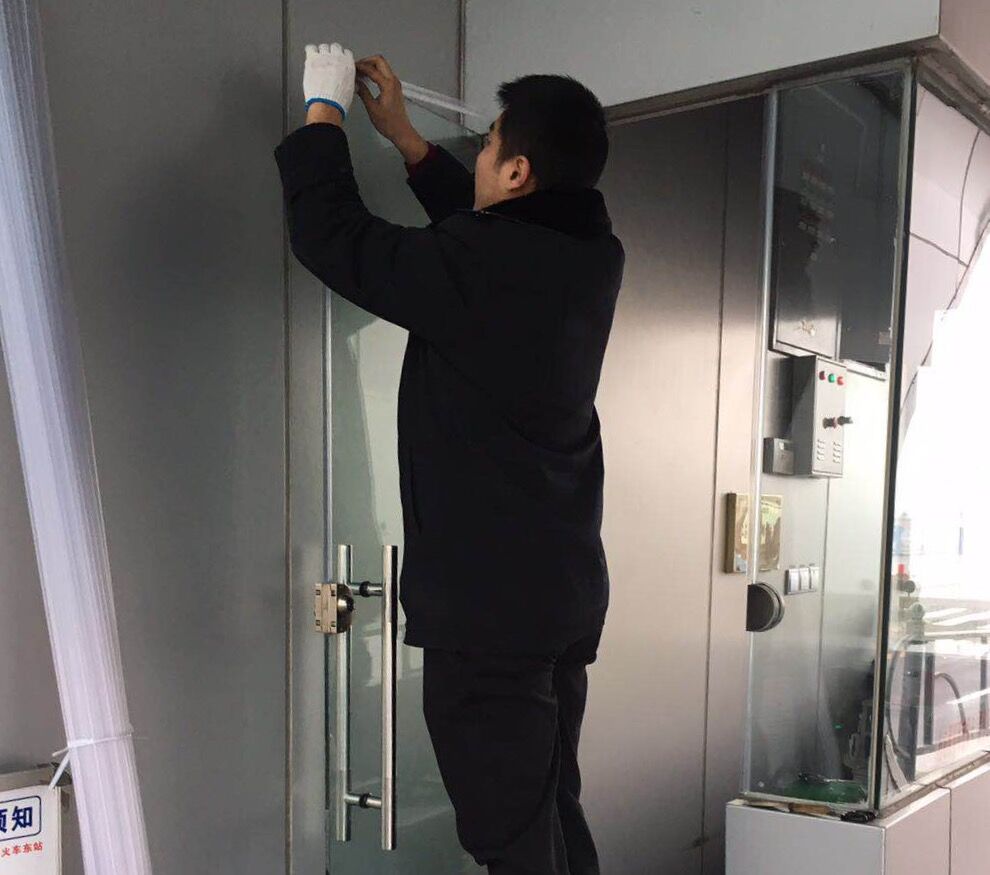 公交集團快速公司統(tǒng)一安裝站臺票房門玻璃門條