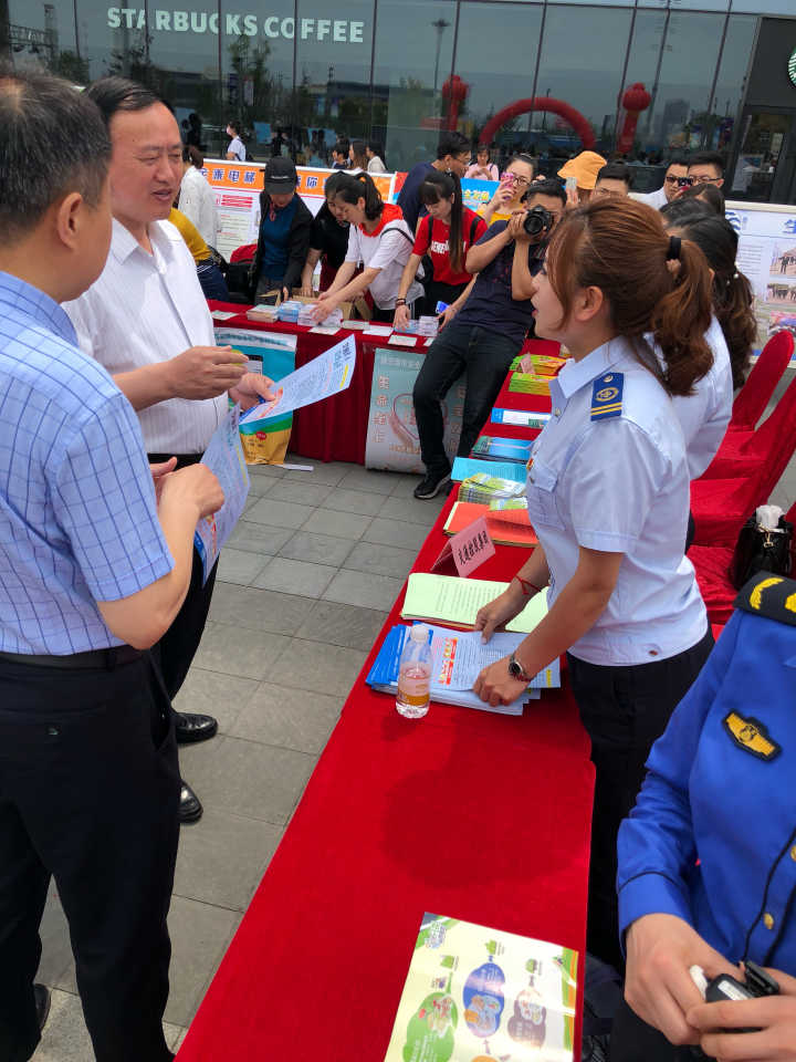 公交集團(tuán)開展“6.16”安全生產(chǎn)咨詢?nèi)栈顒?dòng)