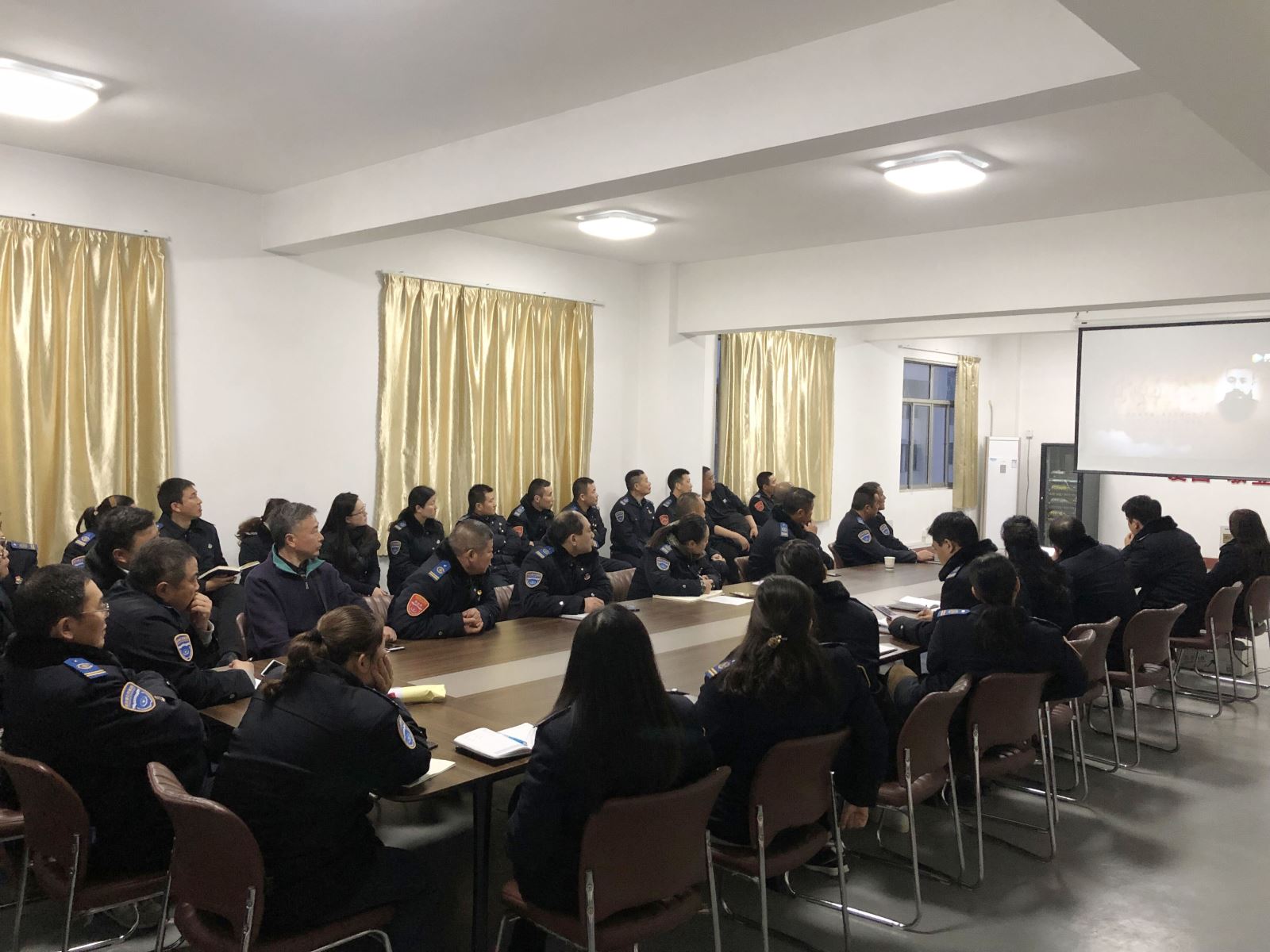 “緬懷先烈憶初心、傳承精神勇?lián)?dāng)”——公交集團(tuán)各支部開展形式多樣的主題黨日活動(dòng)