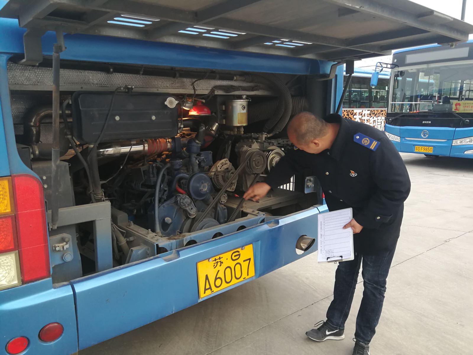 公交集團(tuán)公交事業(yè)一部開展“五一”小長假車輛機(jī)務(wù)專項(xiàng)檢查