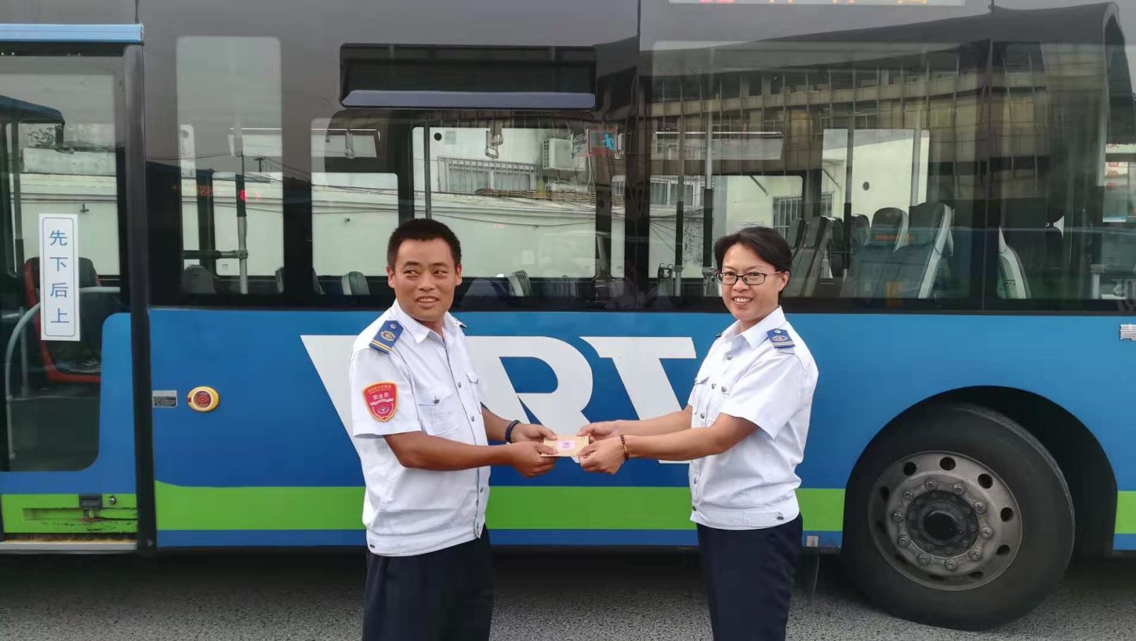 公交集團工會開展金秋助學(xué)活動