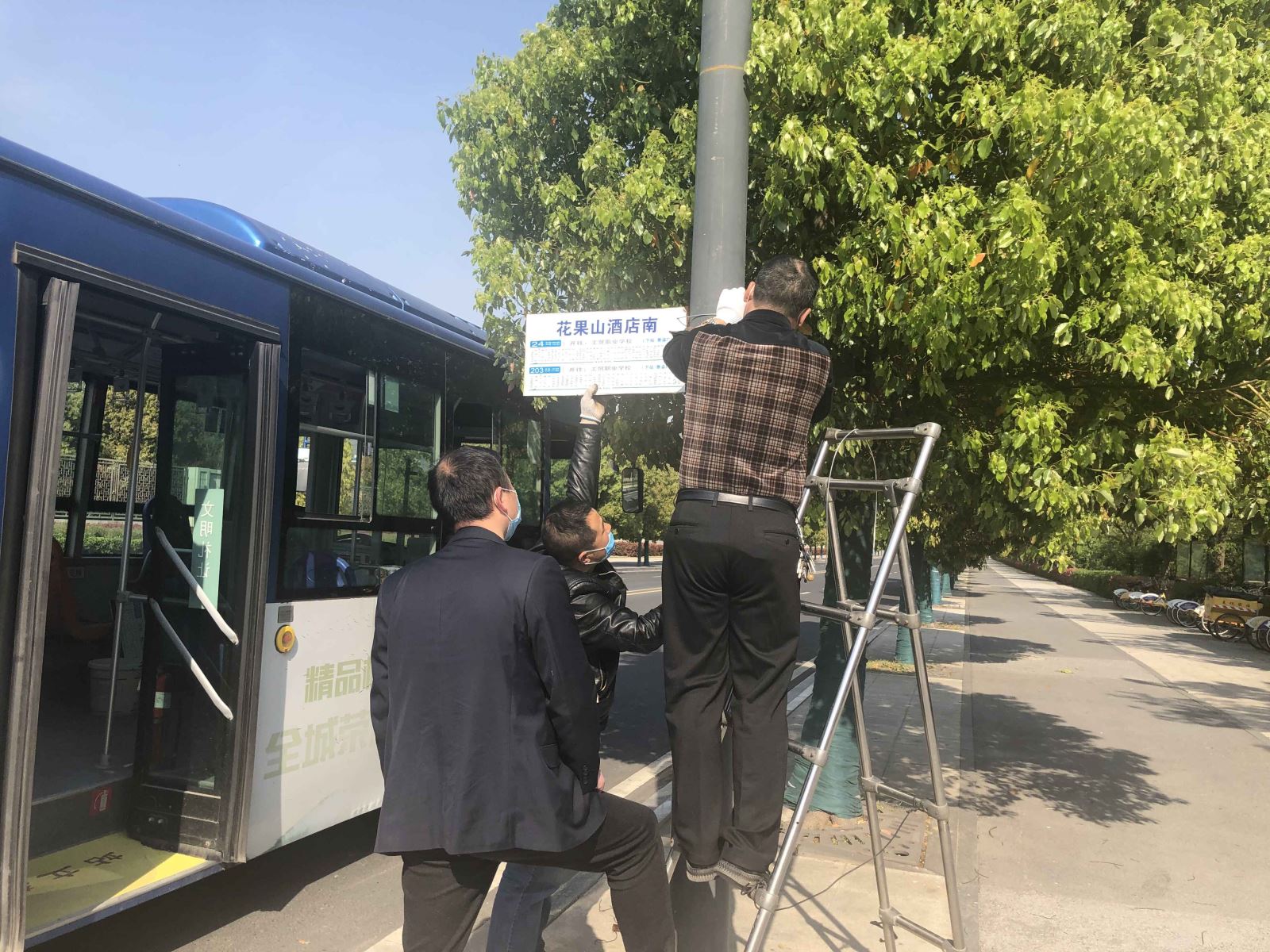 公交集團(tuán)公交事業(yè)一部組織人員修復(fù)站牌為創(chuàng)文助力