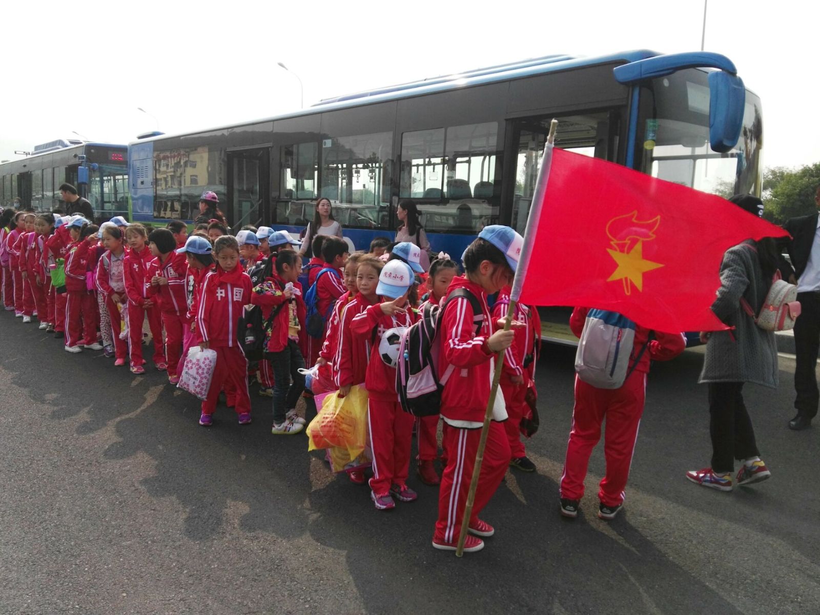 公交快速公司圓滿完成院前小學秋游運輸保障工作