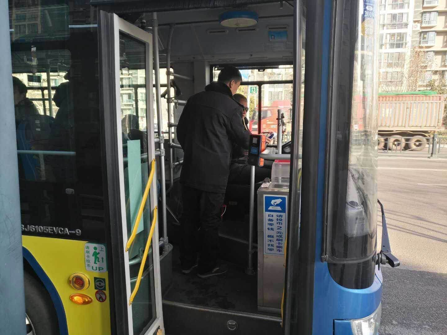 公交集團(tuán)公交事業(yè)一部做好春運(yùn)期間上路上線現(xiàn)場(chǎng)管理、安全交代工作