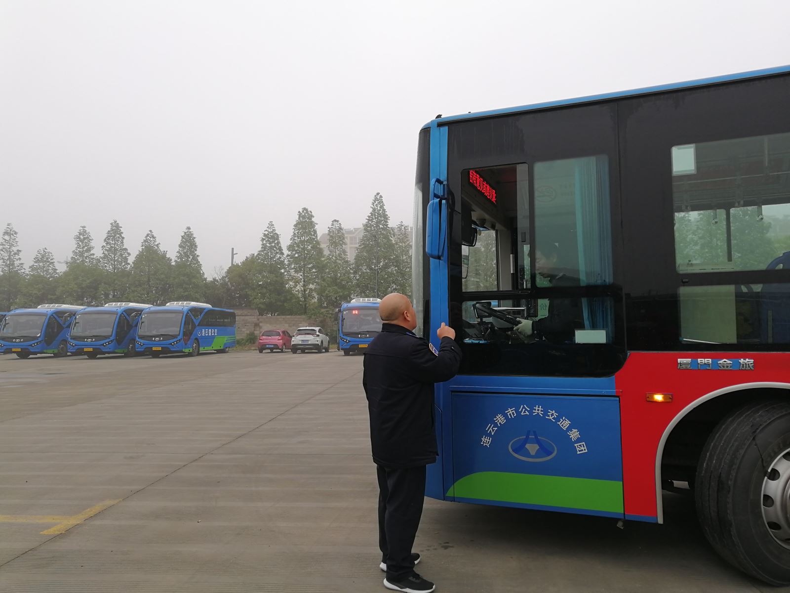 公交集團(tuán)公交事業(yè)一部啟動(dòng)“霧天”應(yīng)急預(yù)案保障正常運(yùn)營