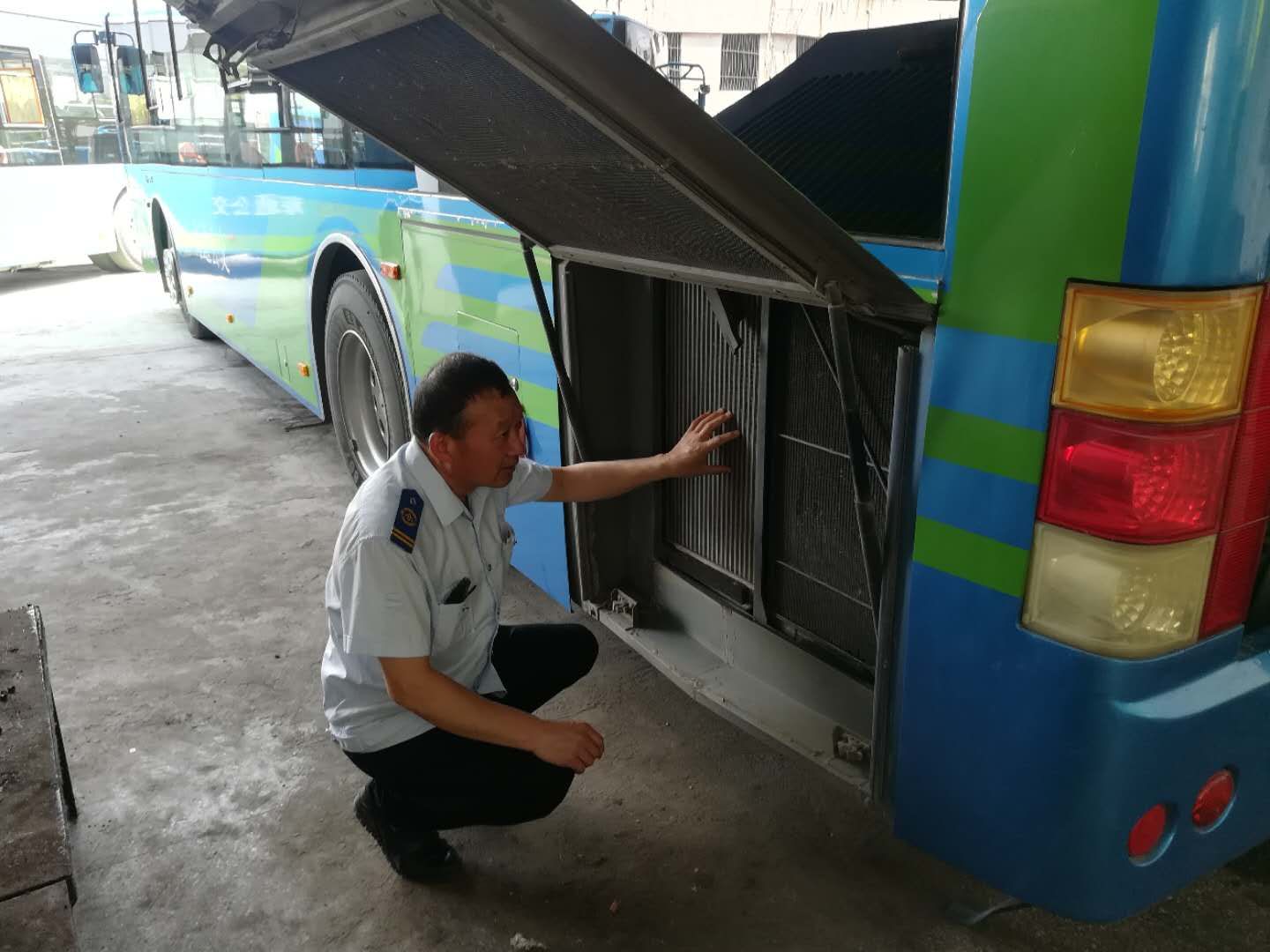 公交集團(tuán)公交事業(yè)一部高溫天氣開展車輛安全檢查