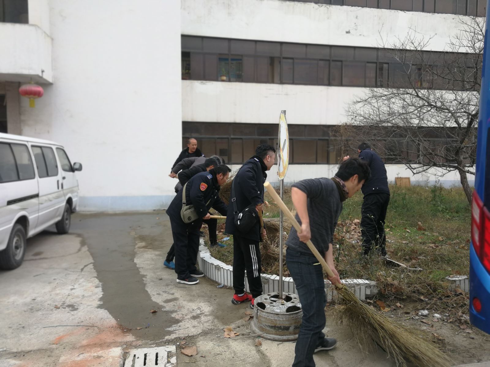 公交集團海通公交公司助力創(chuàng)文工作清掃華威停車場場站落葉