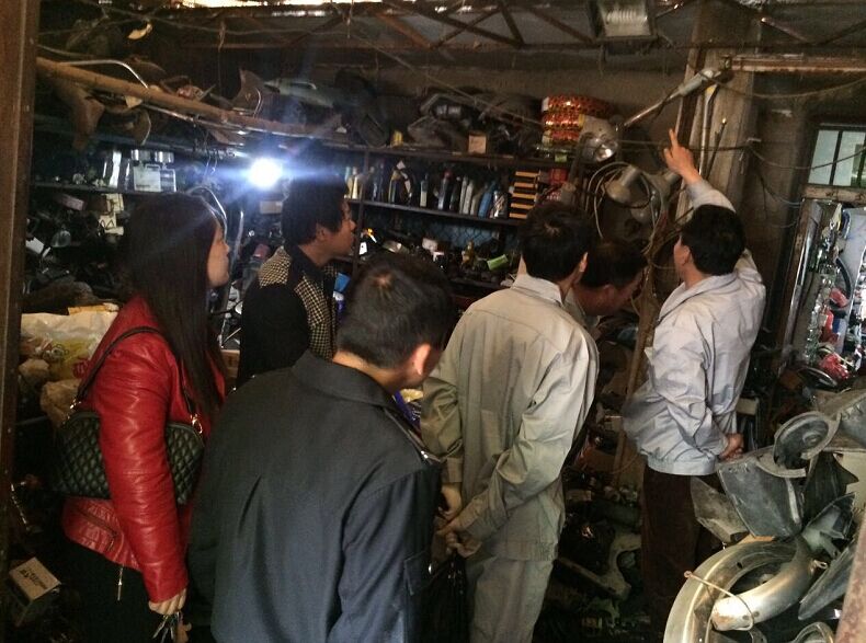 公交維修公司黨員干部協(xié)助社區(qū)開展街道“安檢、違章”治理活動