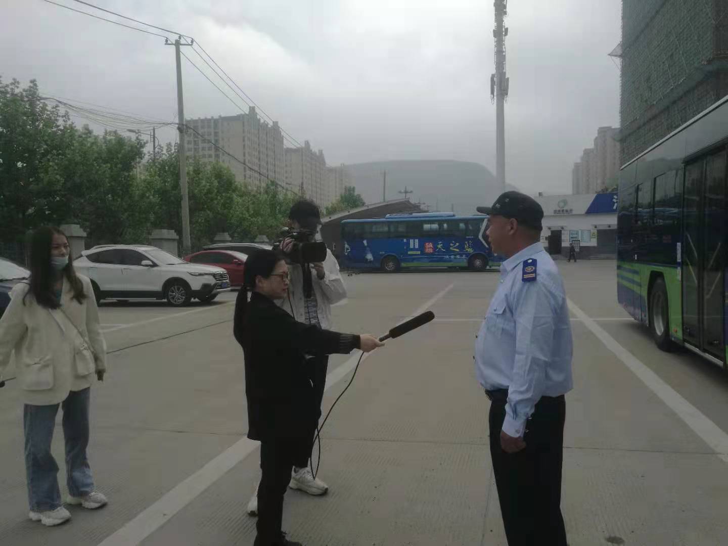 公交集團公交事業(yè)一部3路駕駛員武傳超見義勇為，奮力滅火