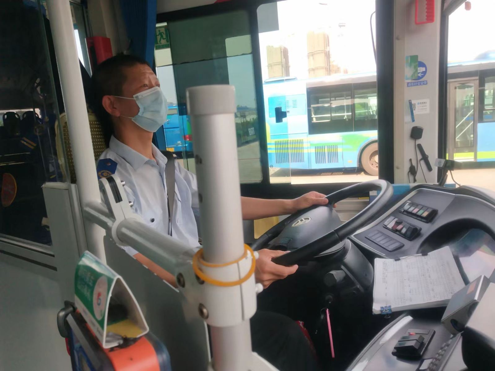 公交集團公交事業(yè)一部15路駕駛員王中勝歸還乘客失物獲表揚