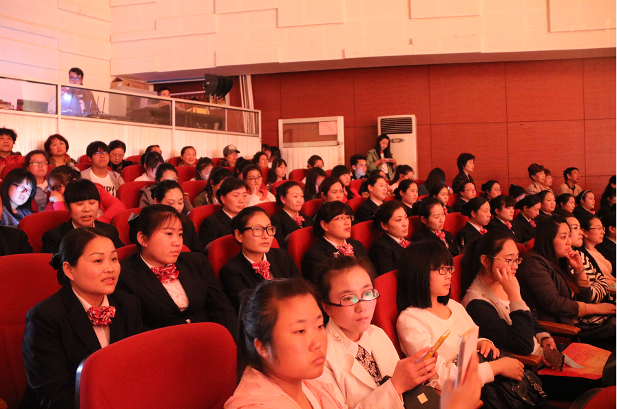 公交BRT站務(wù)員參加2016“文明風(fēng)尚大家唱、核心價值觀‘六進(jìn)’”系列文化活動啟動儀式