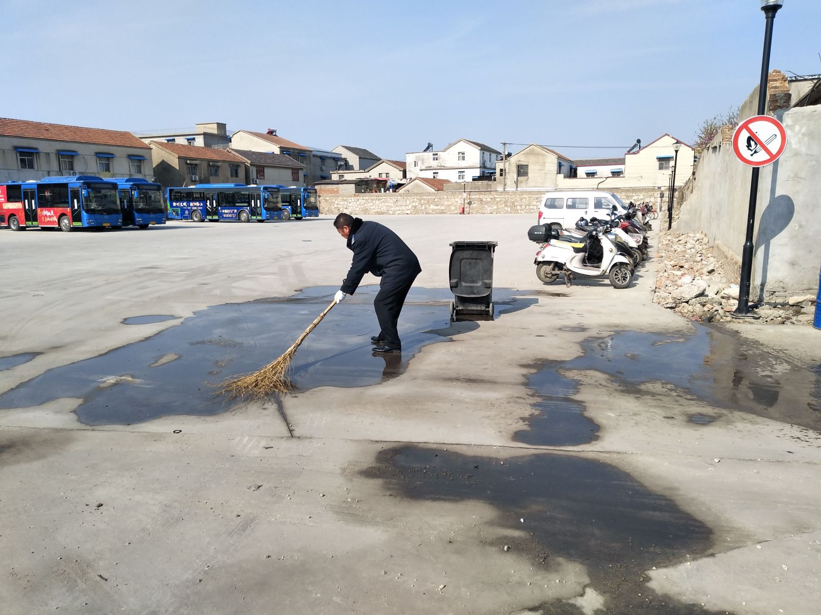 公交集團(tuán)公交事業(yè)一部積極開展創(chuàng)建衛(wèi)生城市活動(dòng)
