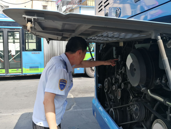 公交集團(tuán)快速公交公司強(qiáng)化車輛檢查 為創(chuàng)文助力