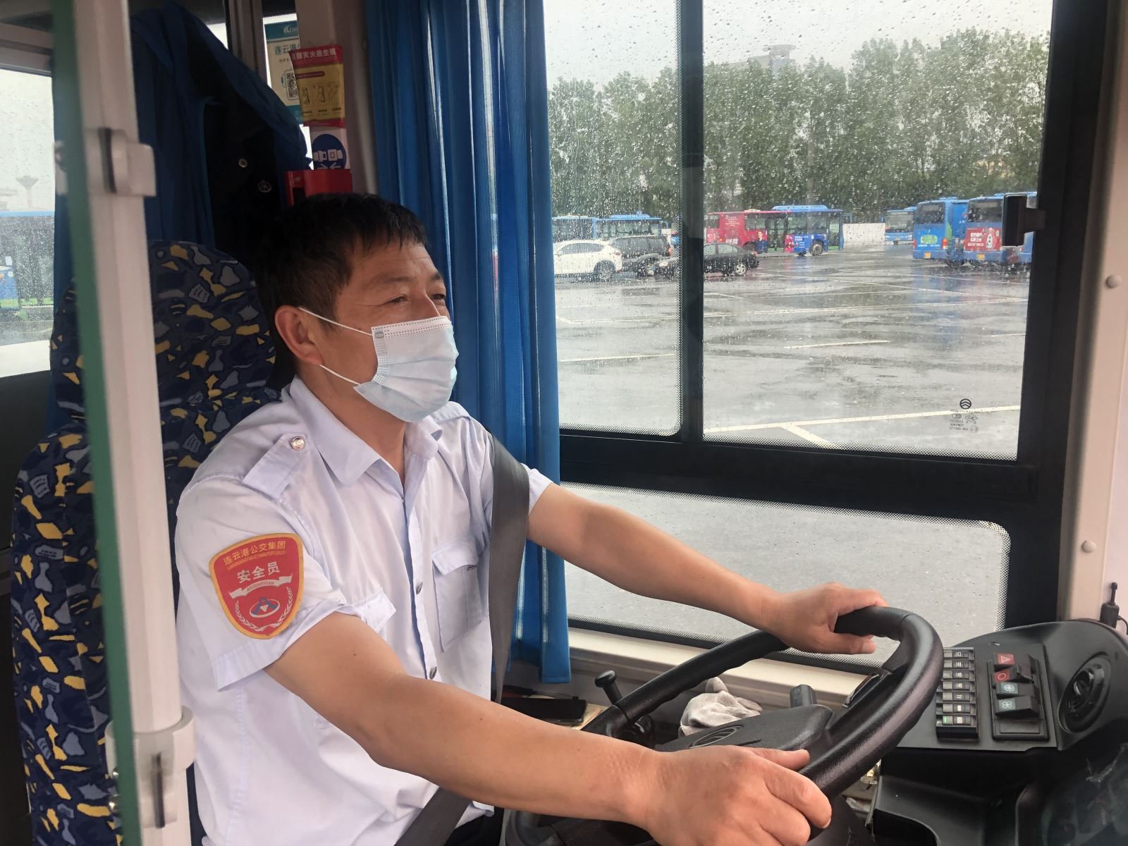 公交集團公交事業(yè)一部117路駕駛員李永春拾金不昧受贊揚