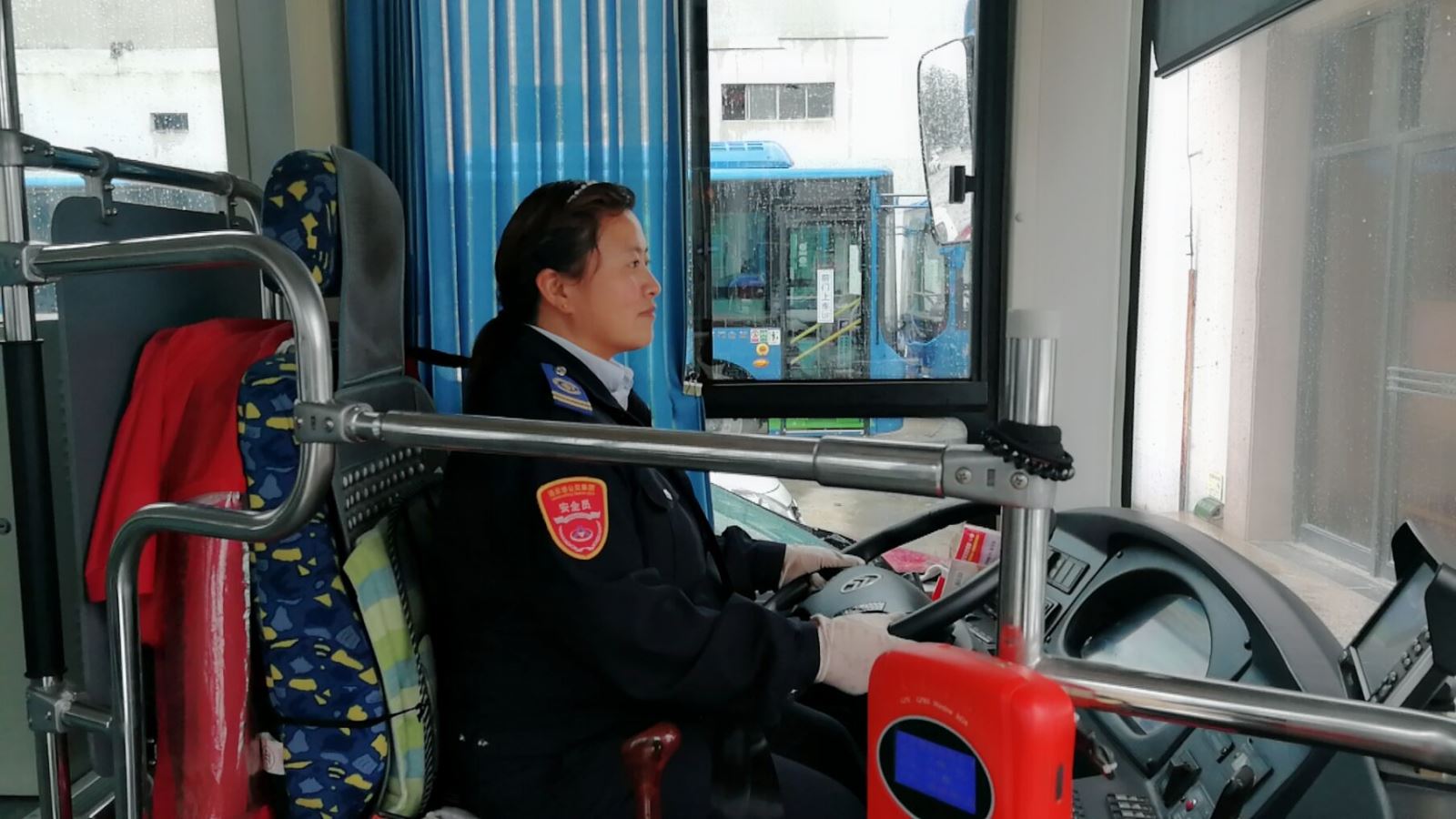 公交集團(tuán)海通公交公司駕駛員顧金環(huán)堅守崗位為乘客提供便利