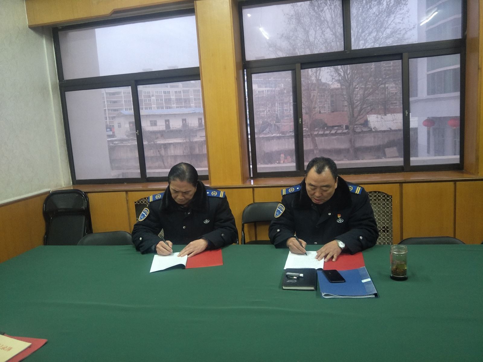 公交集團(tuán)經(jīng)營(yíng)發(fā)展事業(yè)部與分公司簽訂目標(biāo)責(zé)任書(shū)