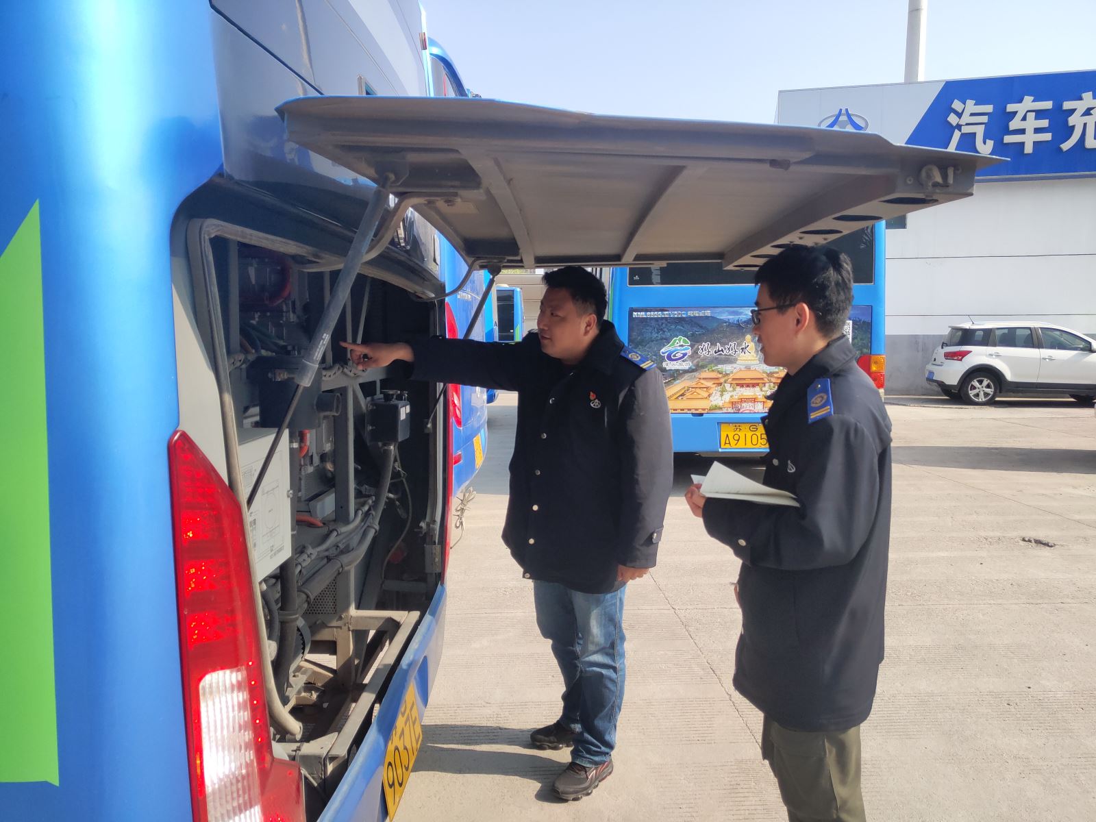 公交集團(tuán)開展電池艙楊柳絮清理檢查工作