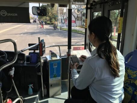 公交集團(tuán)公交事業(yè)一部組織人員進(jìn)車廂開(kāi)展客流調(diào)研活動(dòng)