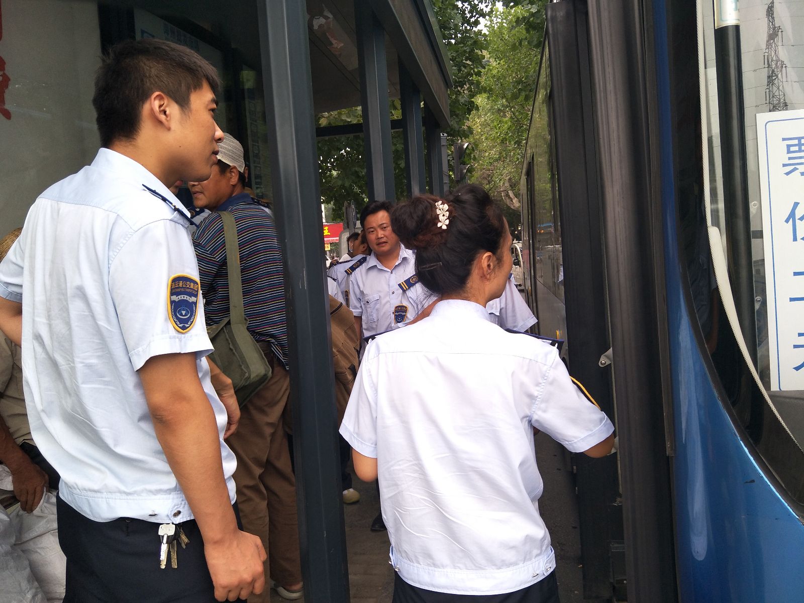 公交佳連公司組織志愿者引導文明出行 助力創(chuàng)文工作