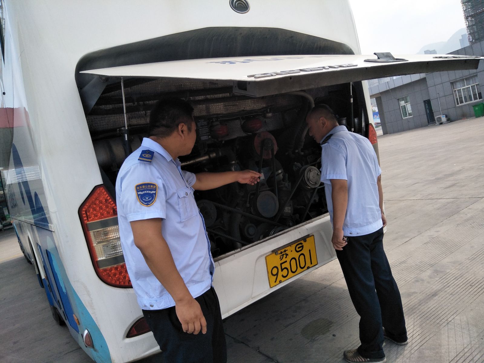 公交佳連公司從細(xì)節(jié)做起確保通勤車安全運行