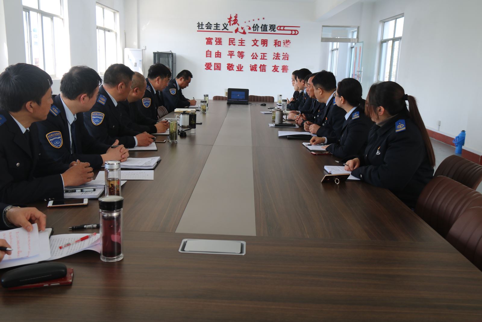 公交集團(tuán)權(quán)屬單位組織觀看專題片《天安門》