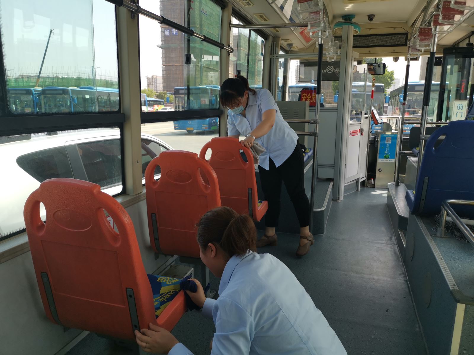 公交集團公交事業(yè)一部清洗車廂座位 助力創(chuàng)文
