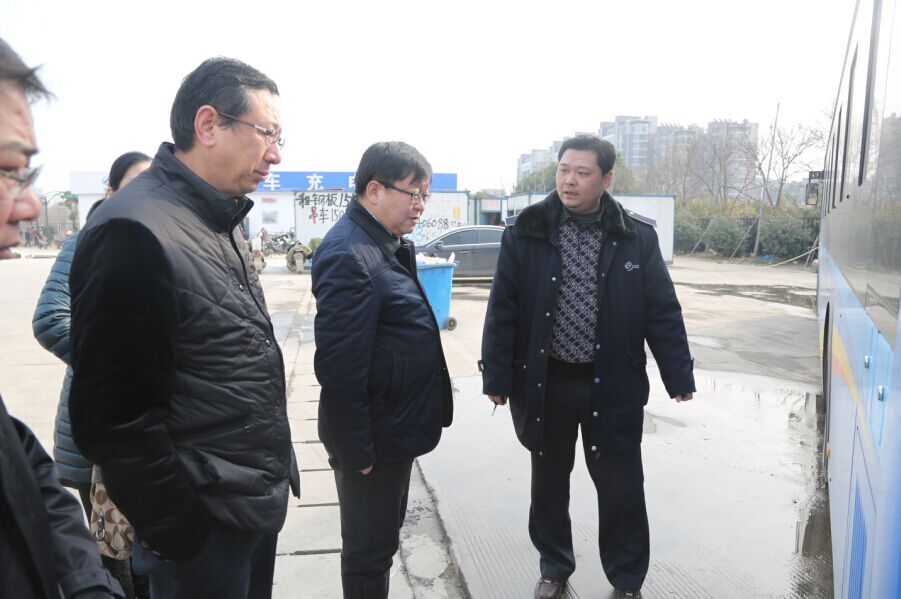 交通控股集團領(lǐng)導(dǎo)察看充電場站施工情況