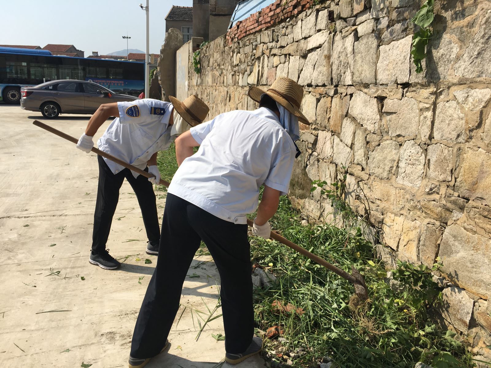 公交集團(tuán)公交事業(yè)一部打掃站場衛(wèi)生 助力創(chuàng)文工作