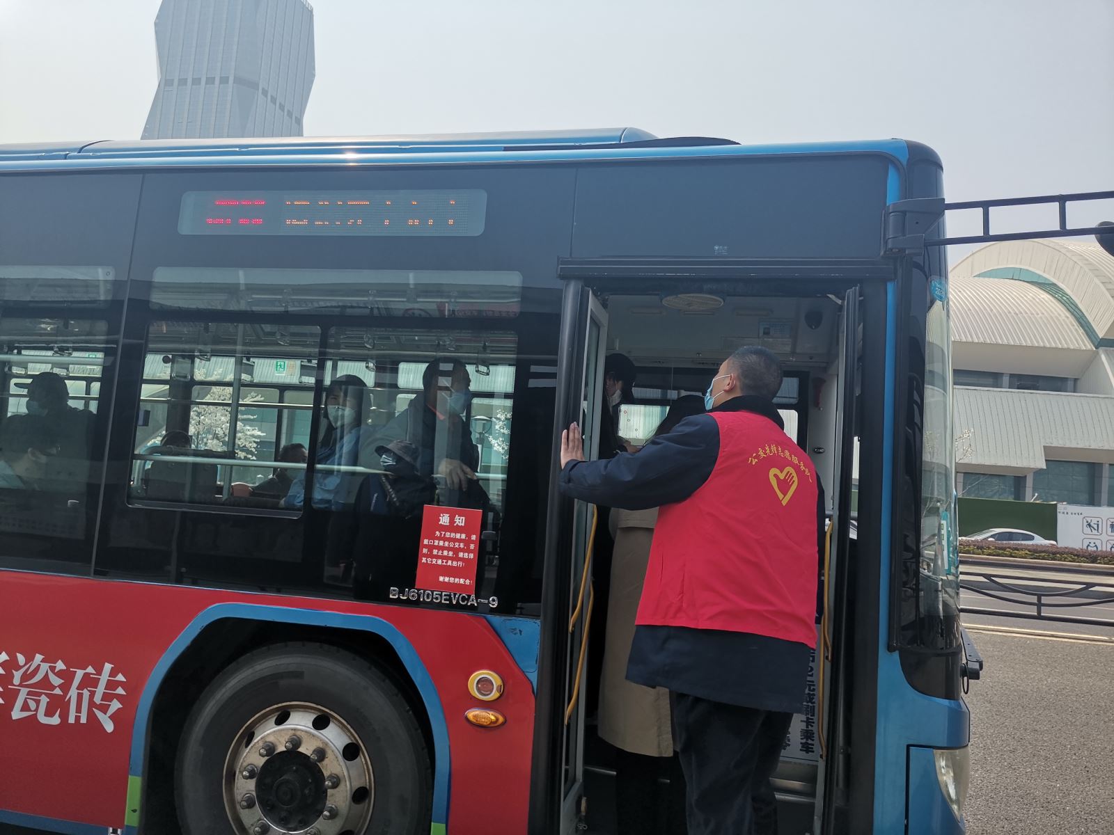 清明節(jié)假期首日：客流平緩有序 志愿者積極引導