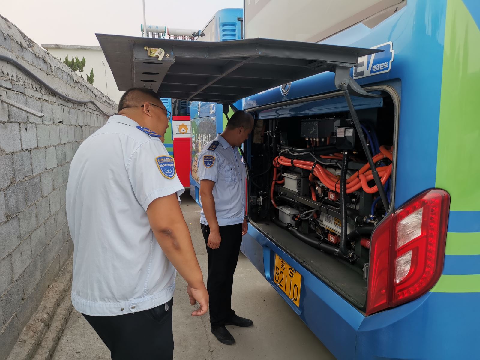 公交集團(tuán)公交事業(yè)一部開(kāi)展高溫車輛聯(lián)合檢查鞏固市民安全出行“防護(hù)墻”