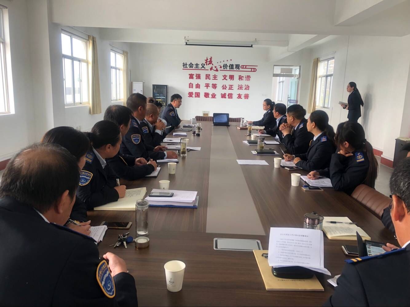 公交集團權(quán)屬單位固定學(xué)習(xí)日組織觀看《上甘嶺》教育視頻