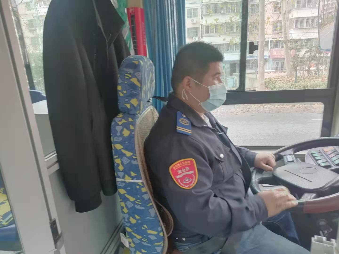 公交集團(tuán)公交事業(yè)一部 27路駕駛員韋鵬余拾金不昧受表?yè)P(yáng)