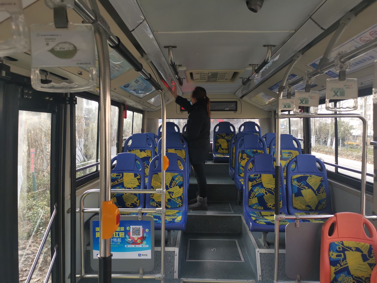 公交集團(tuán)公交事業(yè)一部開展運營車容車貌及優(yōu)質(zhì)服務(wù)專項檢查工作