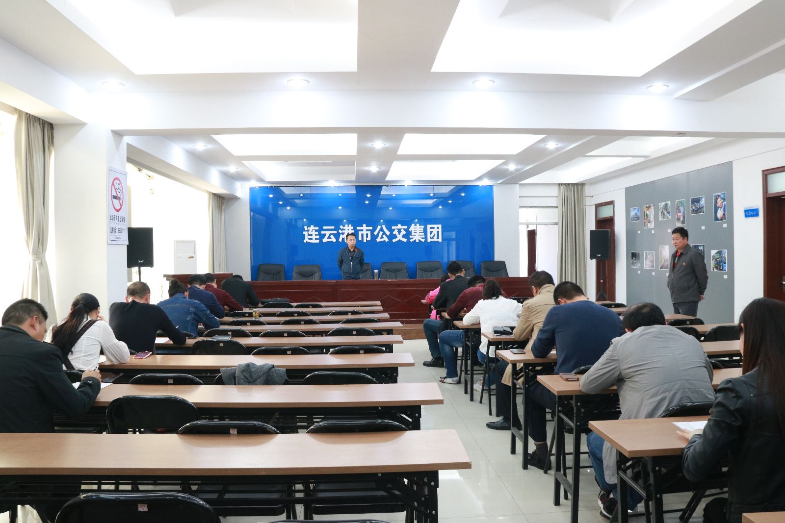 公交集團(tuán)對(duì)安全管理人員進(jìn)行安全知識(shí)考試