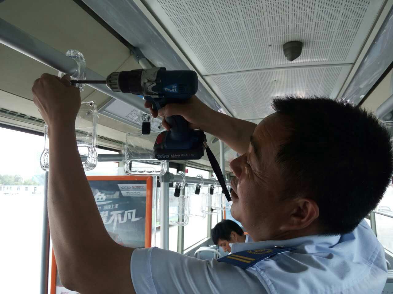 公交快速公司完成18米車(chē)?yán)指鼡Q工作 車(chē)隊(duì)加班加點(diǎn)助推創(chuàng)文