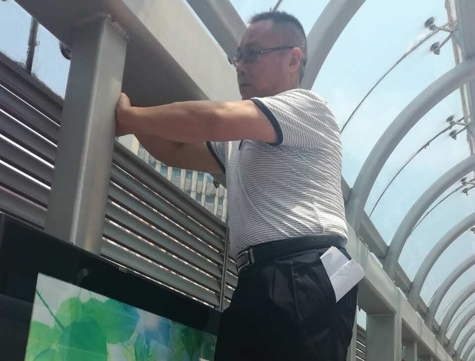 有這樣一個群體：快速公交總務(wù)科智能化維護人員