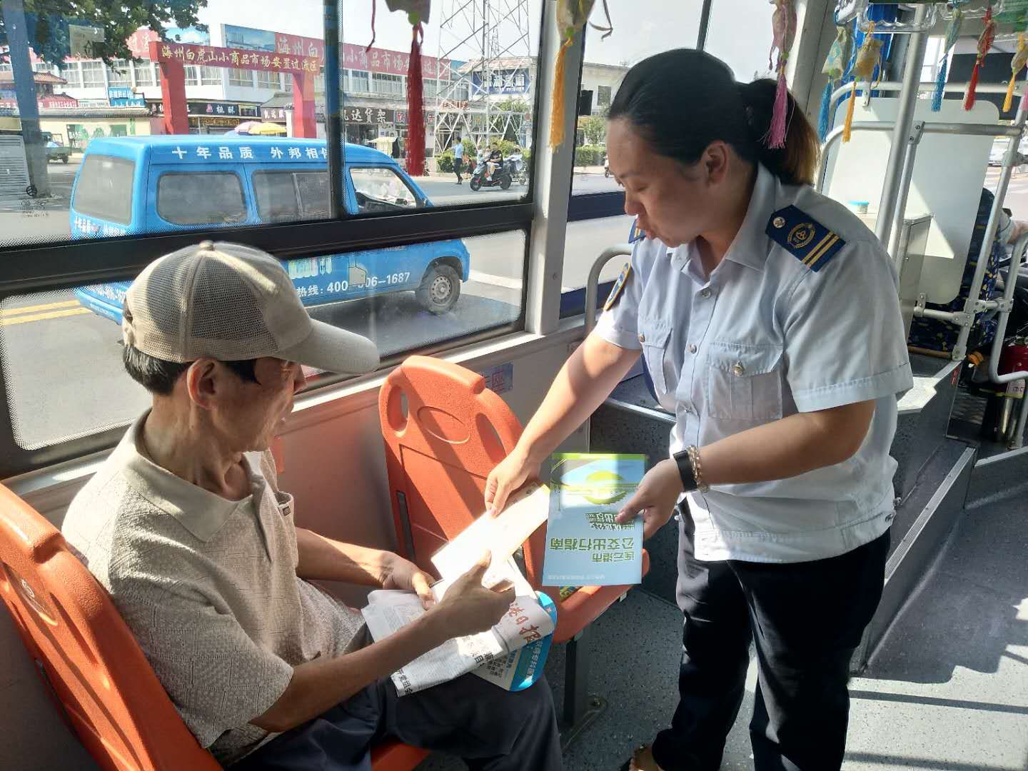 戰(zhàn)高溫、斗酷暑，公交人堅守崗位為創(chuàng)文助力