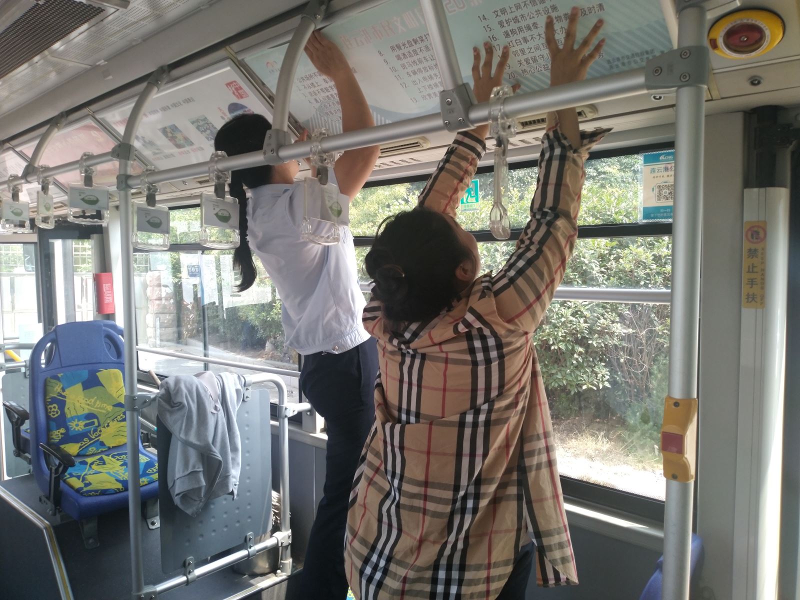 公交集團公交事業(yè)一部更換創(chuàng)文標(biāo)識標(biāo)貼，助力港城創(chuàng)文建設(shè)