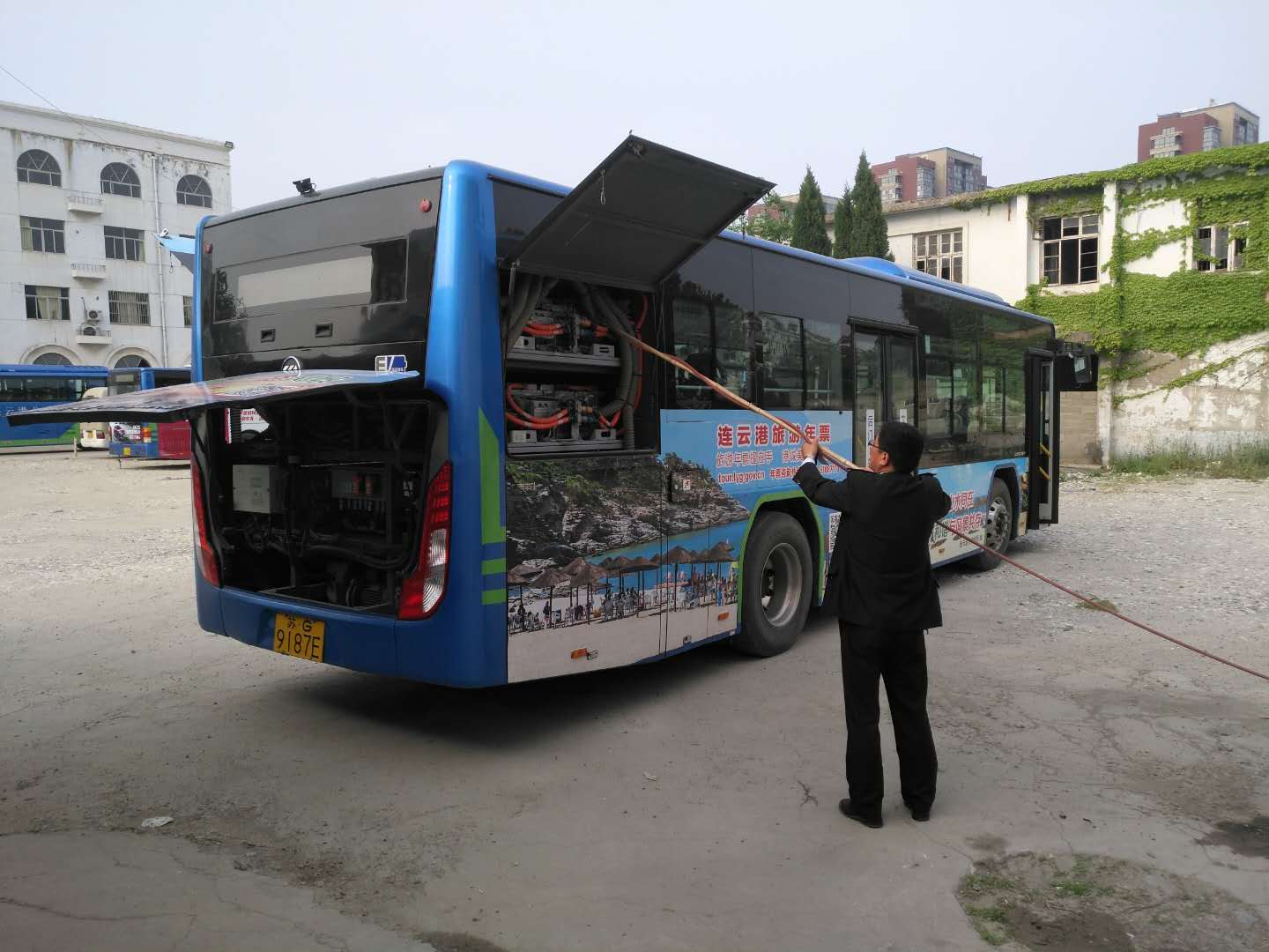 公交集團公交事業(yè)一部積極落實楊、柳絮清理工作